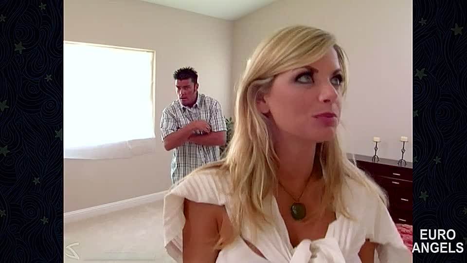 Loira safada de peitões é fodida com força brutal!