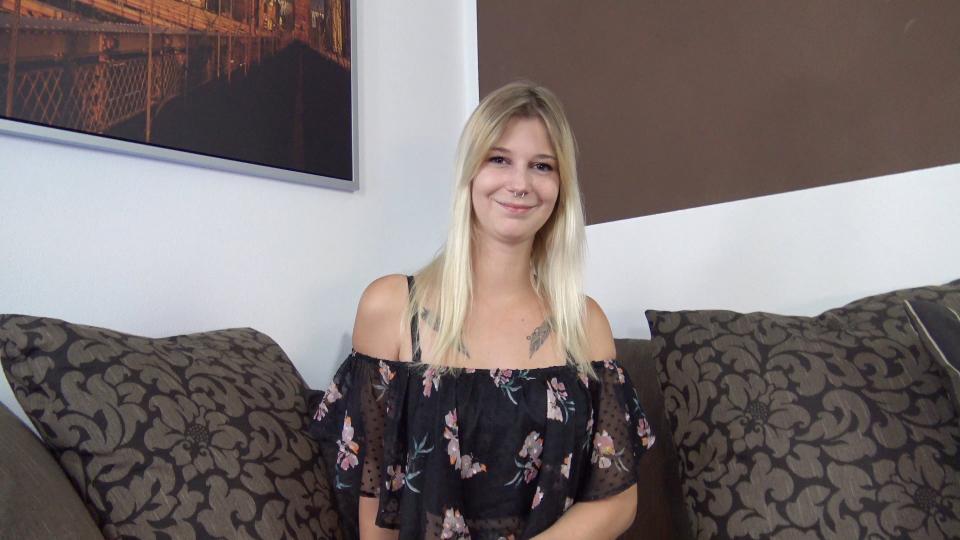 Deutsche Blondine legt beim Blasen los