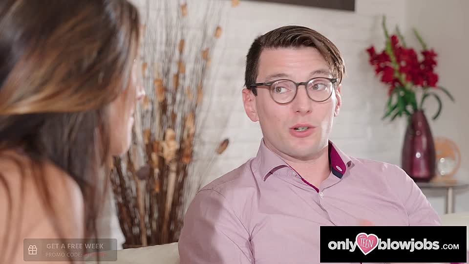 Brünette Aubry Babcock gibt ihren Freund einen geilen Blow- und Footjob